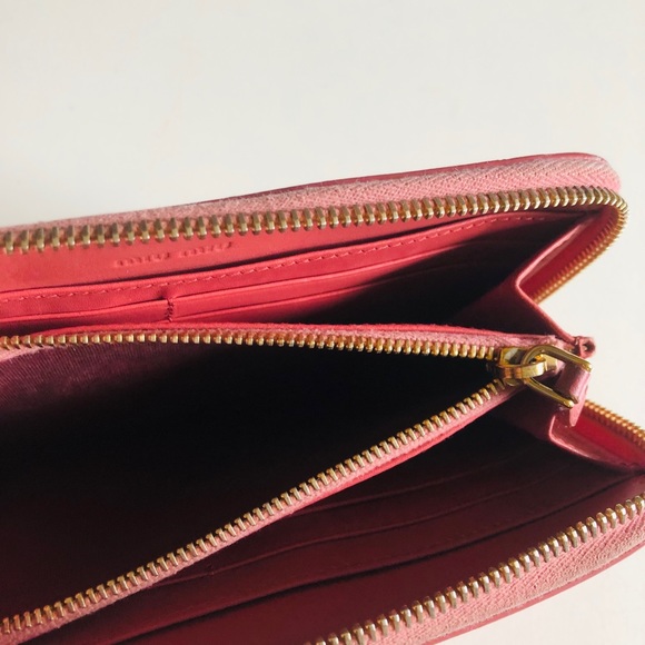 ✨Miu Miu✨Patent Leather Bow Zip wallet - Picture 5 of 8